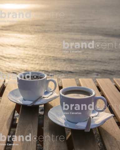 Café para dos con mar