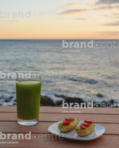 Desayuno tostadas y zumo natural