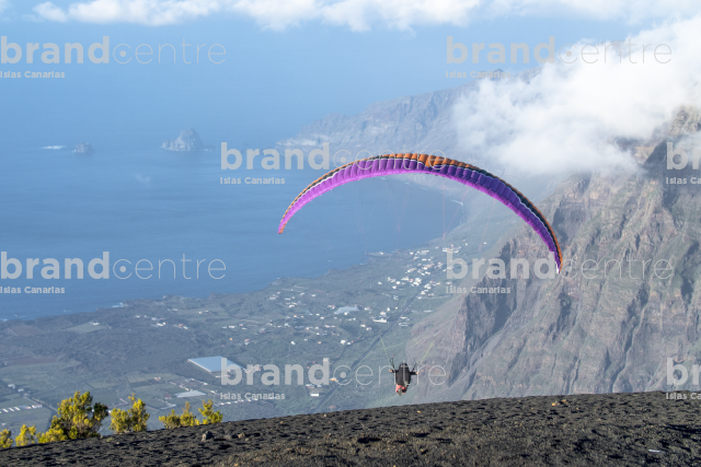 Despegue en parapente desde Dos Hermanas Despegue en parapente desde Dos Hermanas