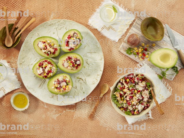 Aguacate relleno de salpicón marisco