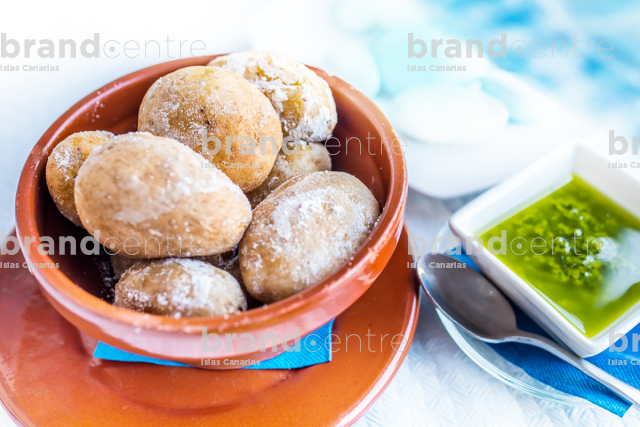 Papas arrugadas con mojo verde