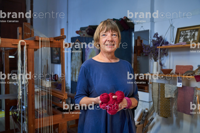 Weaver Ulrike Güse - Cochineal - Canary Product