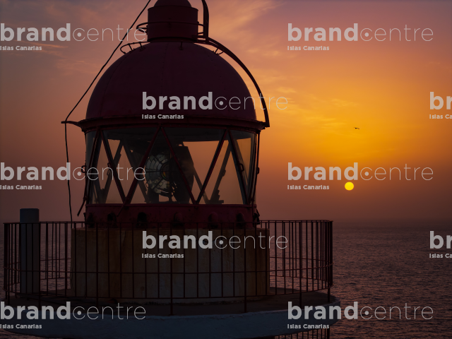 Faro de Sardina con puesta del sol