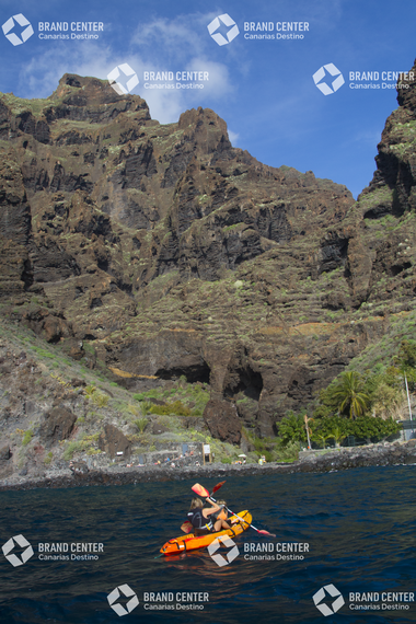 Kayak excursion through Los Gigantes