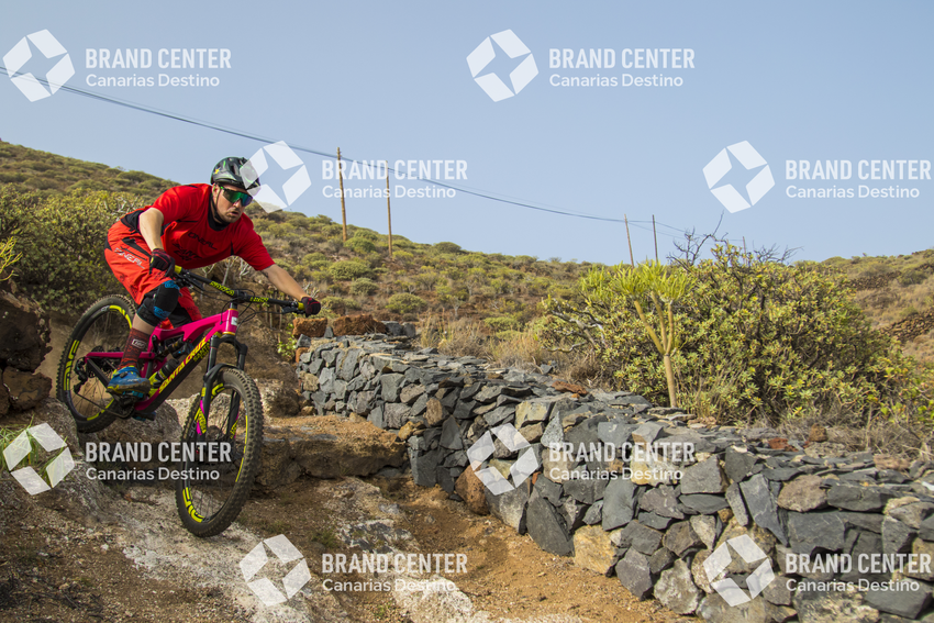 Jordi Bagó in mountainbike by El Hierro