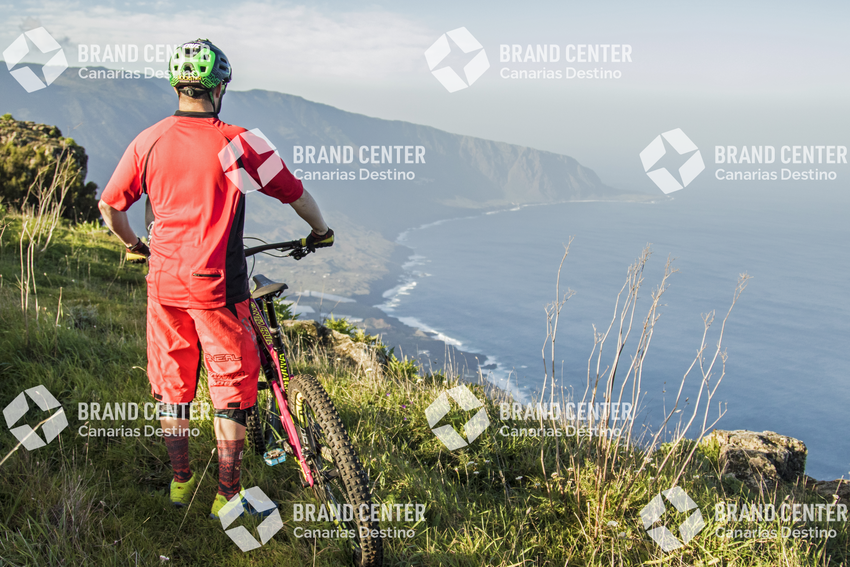 Jordi Bagó en mountainbike por El Hierro