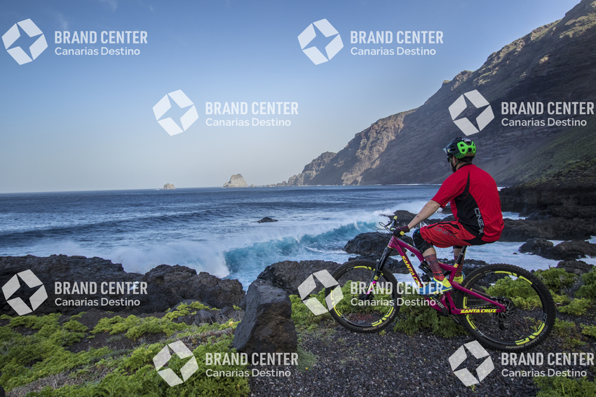 Jordi Bagó en mountainbike por El Hierro