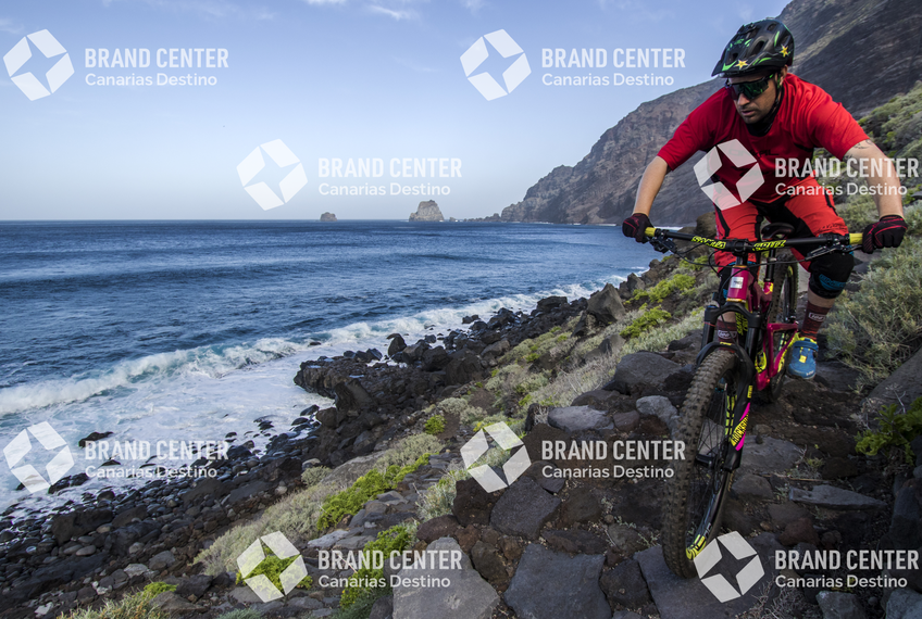 Jordi Bagó in mountainbike by El Hierro