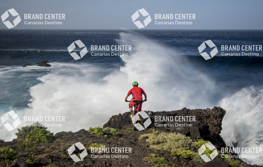 Jordi Bagó en mountainbike por El Hierro