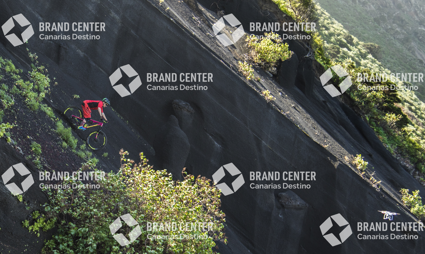 Jordi Bagó en mountainbike por El Hierro