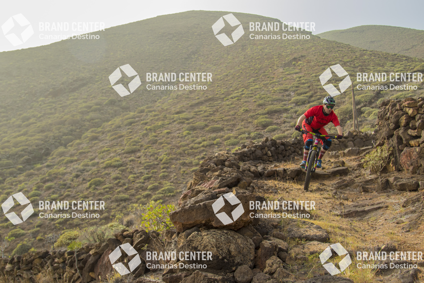 Jordi Bagó en mountainbike por El Hierro