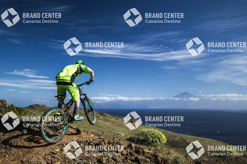 Jordi Bagó en mountainbike por La Gomera