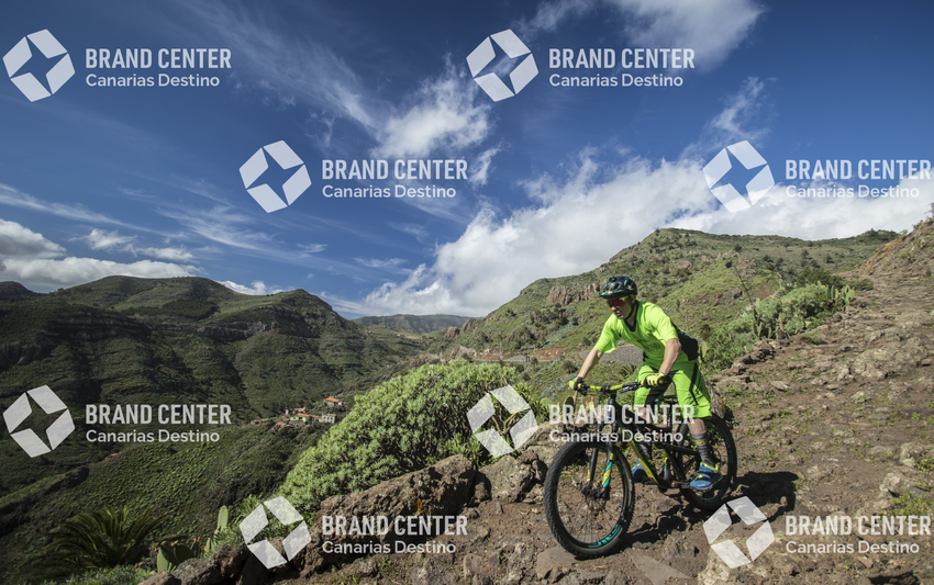 Jordi Bagó en mountainbike por La Gomera