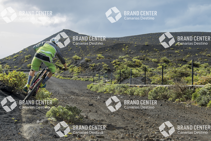 Jordi Bagó en mountainbike por La Palma