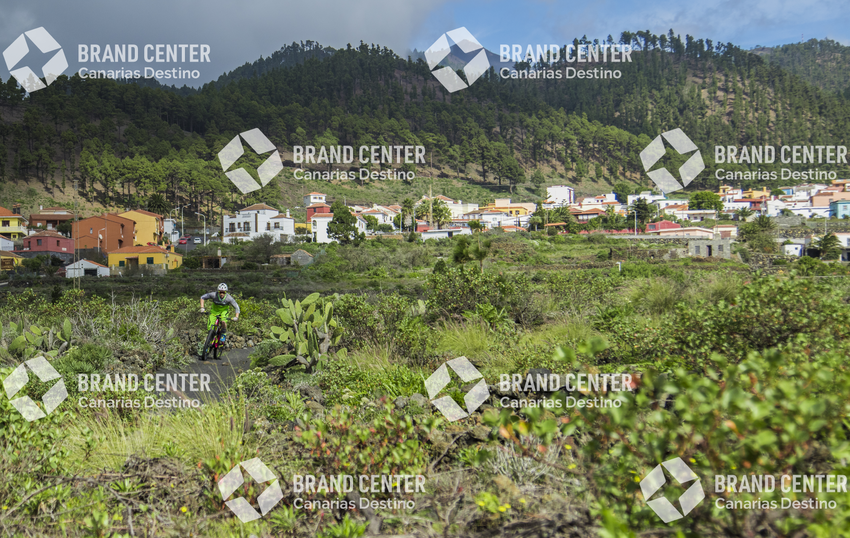 Jordi Bagó en mountainbike por La Palma