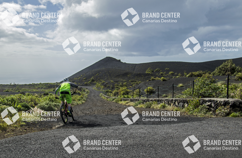 Jordi Bagó en mountainbike por La Palma
