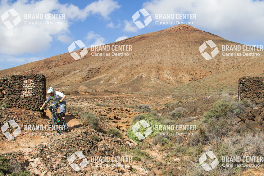 Jordi Bagó en mountainbike por Lanzarote