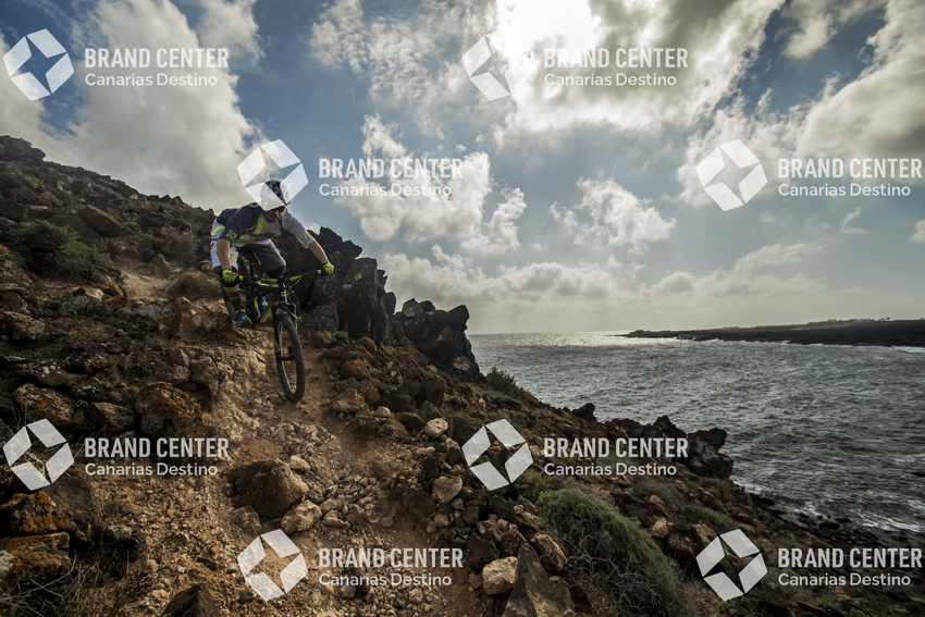 Jordi Bagó en mountainbike por Lanzarote