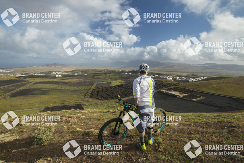 Jordi Bagó en mountainbike por Lanzarote