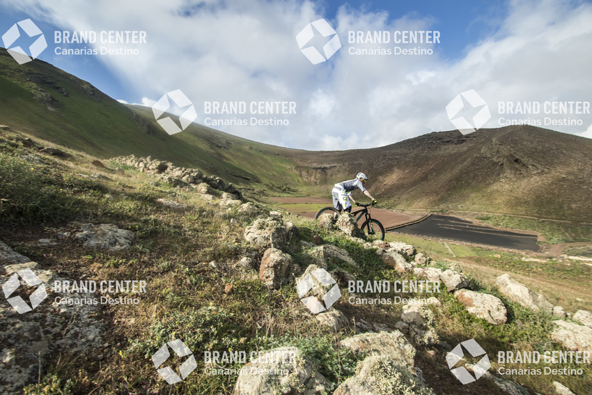 Jordi Bagó en mountainbike por Lanzarote