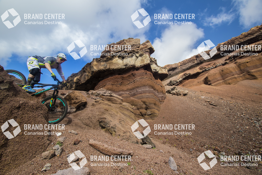 Jordi Bagó en mountainbike por Lanzarote