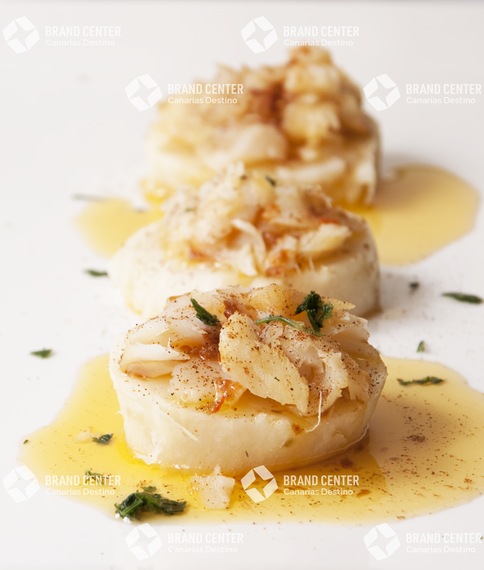Montadito de batata con migas de pescado y mojo rojo.