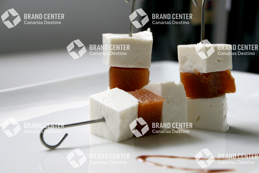 Fresh and sweet quince cheese skewer