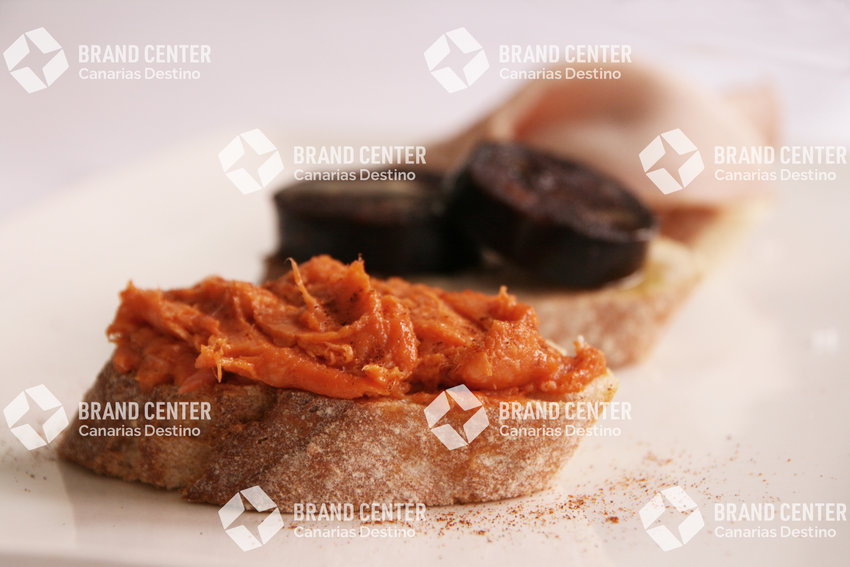Montaditos de chorizo canario, morcilla dulce y pata asada