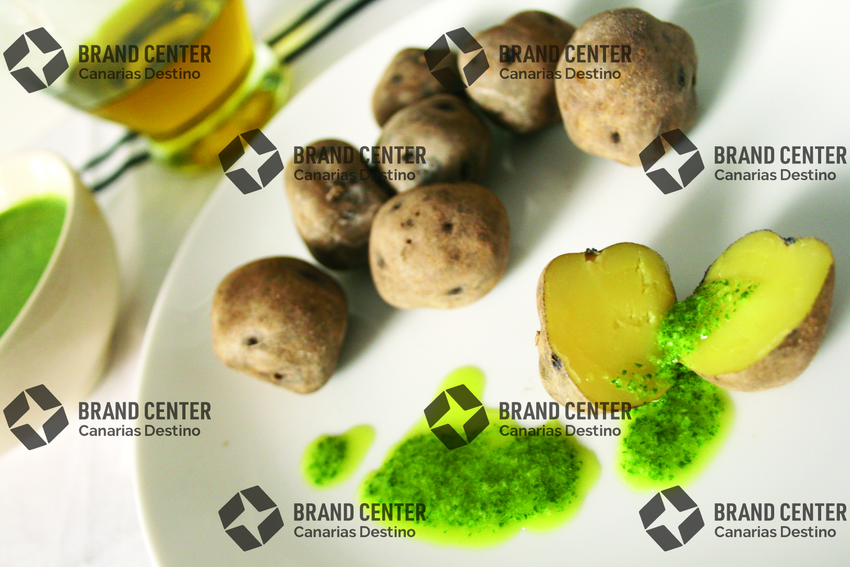 Crumpled potatoes with green mojo