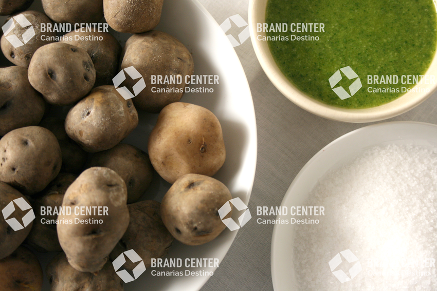 Papas arrugadas con mojo verde