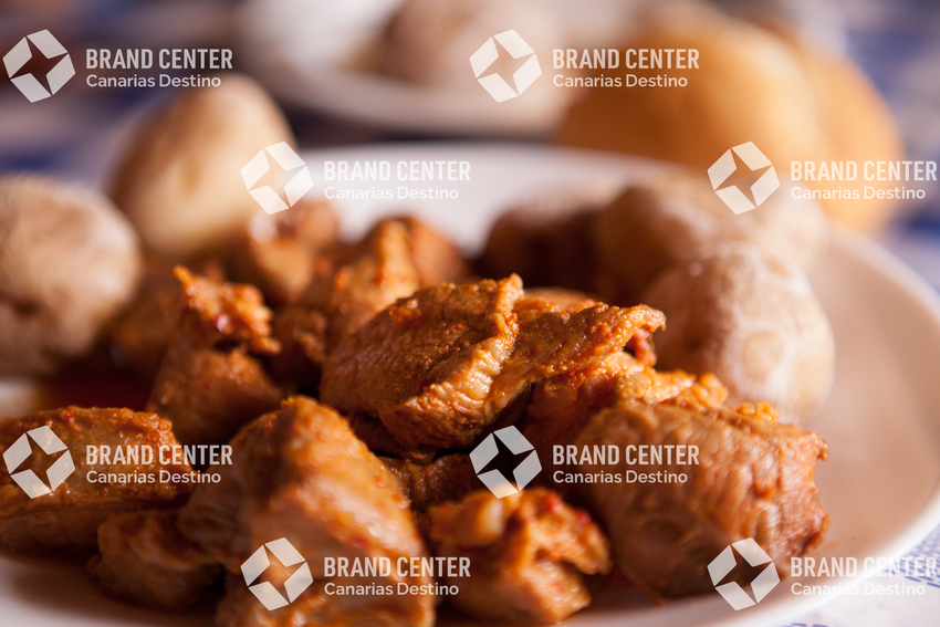 Pork with crumpled potatoes