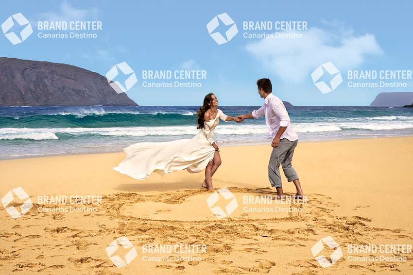 Wedding couple in Las Conchas in La Graciosa