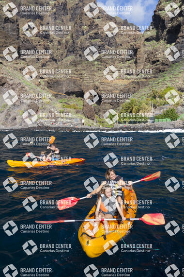 Kayak excursion through Los Gigantes