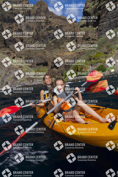 Kayak excursion through Los Gigantes
