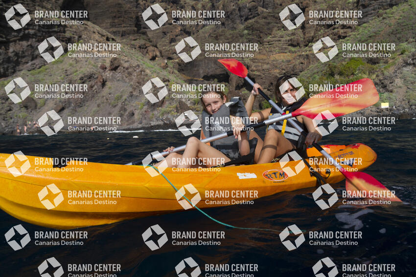 Kayak excursion through Los Gigantes