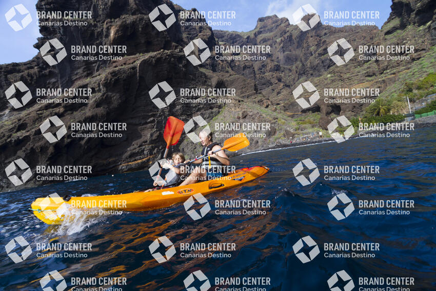 Kayak excursion through Los Gigantes