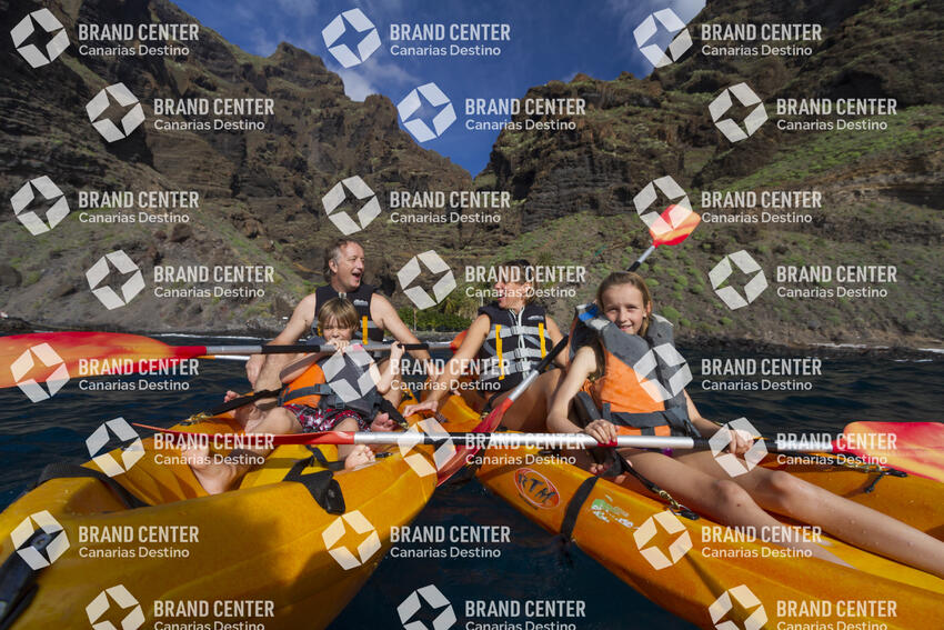 Kayak excursion through Los Gigantes