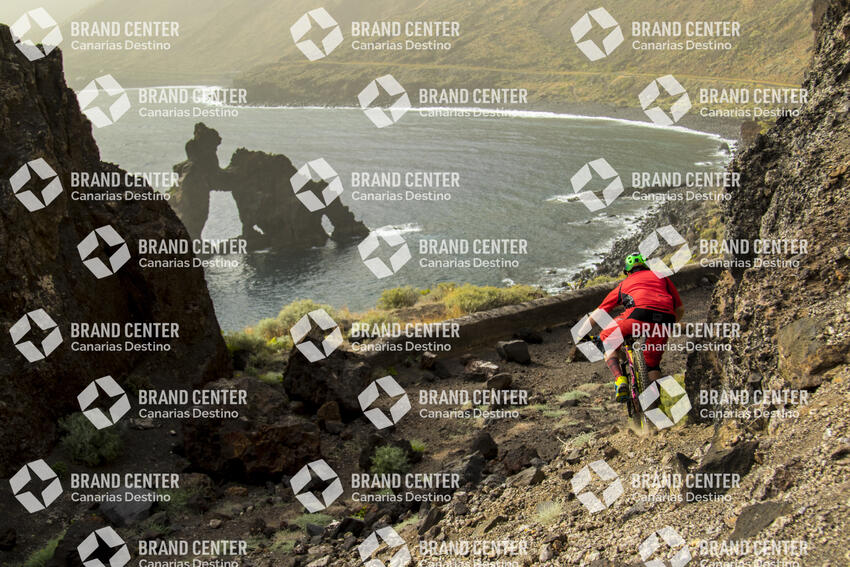 Jordi Bagó en mountainbike por El Hierro
