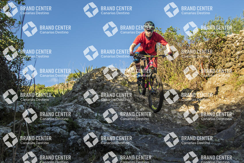 Jordi Bagó en mountainbike por El Hierro