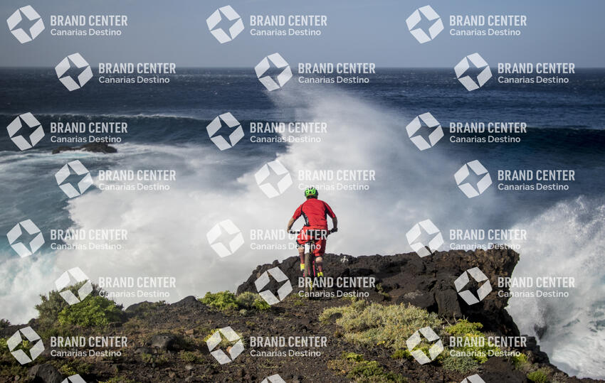 Jordi Bagó in mountainbike by El Hierro