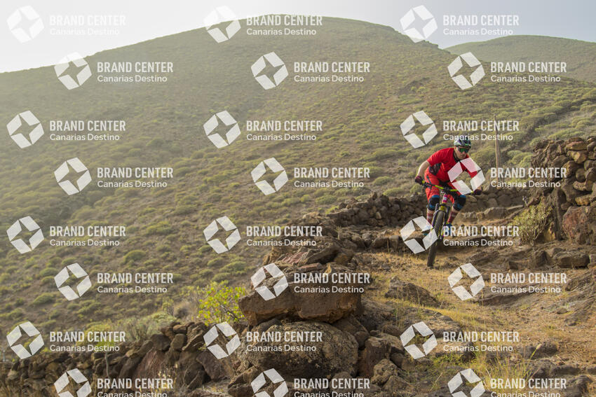 Jordi Bagó in mountainbike by El Hierro