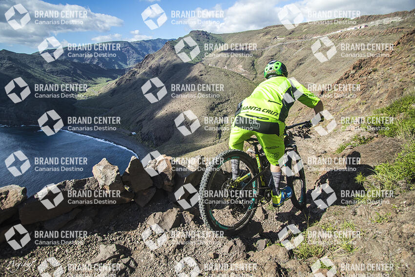 Jordi Bagó on mountain bike by La Gomera
