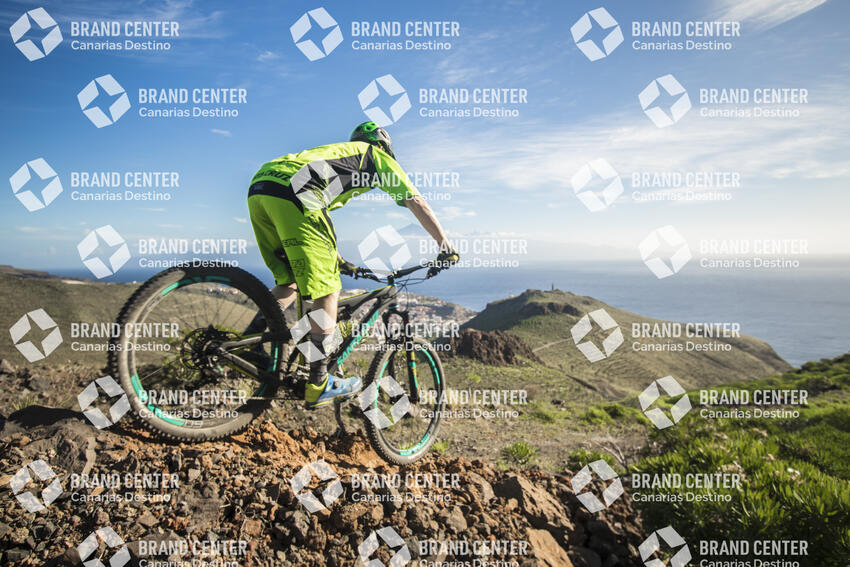 Jordi Bagó on mountain bike by La Gomera