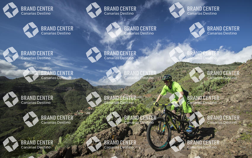 Jordi Bagó en mountainbike por La Gomera