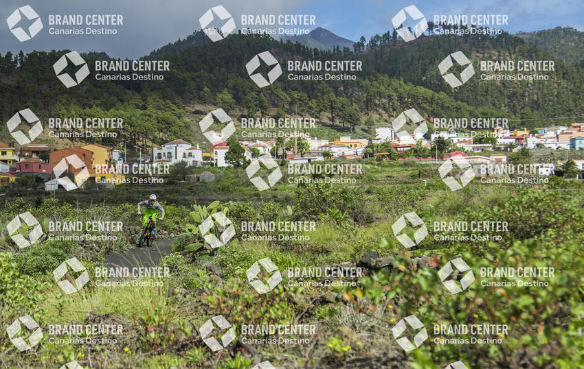Jordi Bagó en mountainbike por La Palma