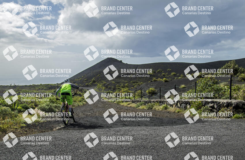 Jordi Bagó on mountain bike by La Palma