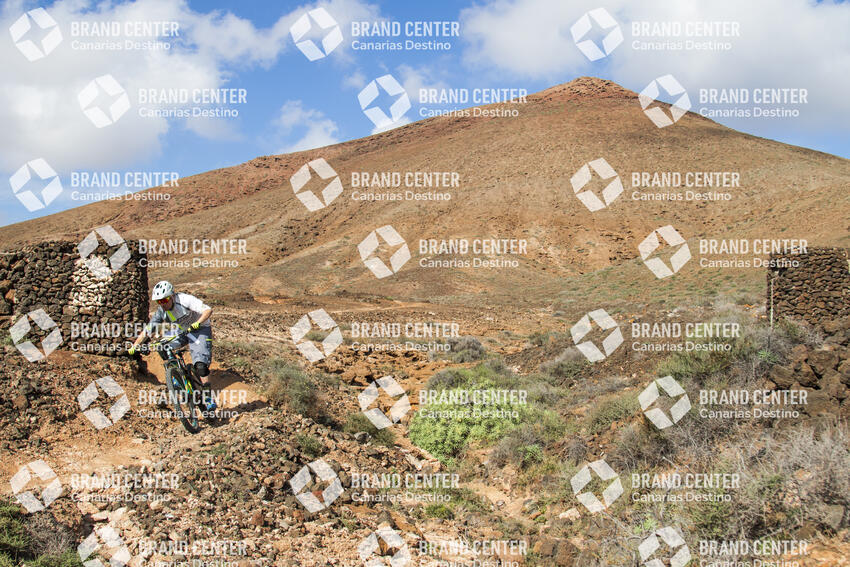 Jordi Bagó en mountainbike por Lanzarote