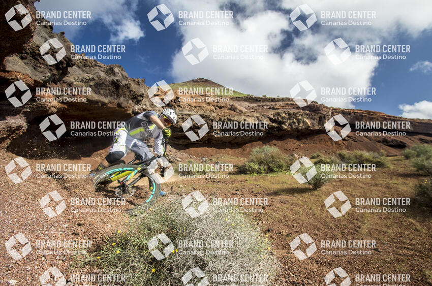 Jordi Bagó en mountainbike por Lanzarote
