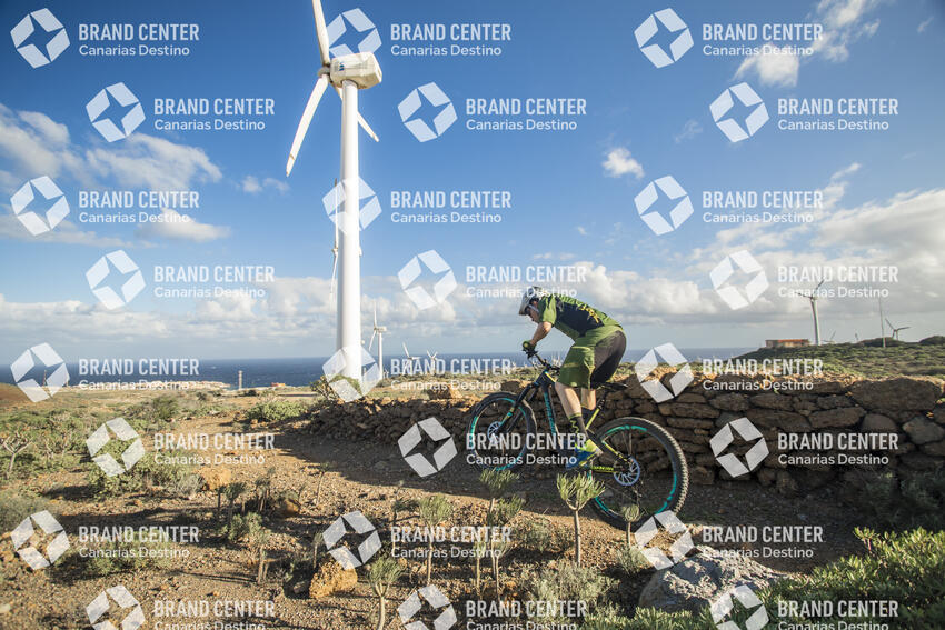 Jordi Bagó by mountain bike in Tenerife