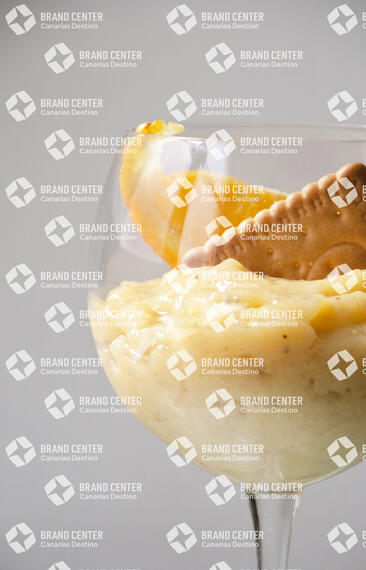 Banana, orange and cookie dessert